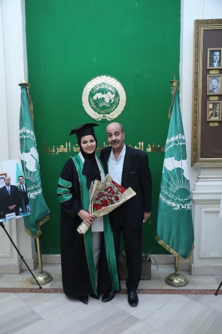 الباحثة جيهان مع والدها الباحثة جيهان مع والدها
